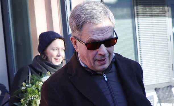 Sauli Niinistö ja Jenni Haukio poistuivat vauvan kanssa Helsingin Naistenklinikalta 5. helmikuuta.