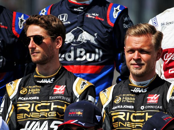 Haas-tallin Romain Grosjean (vasemmalla) ja Kevin Magnussen eivät pidä F1-sarjan pisteuudistusta onnistuneena.