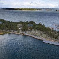 Ilkka Remeksen kirjassa Venäjä valtaa Ahvenanmaan hävettävän helposti -  Kirjailija epäilee, että oudon suuri konsulaatti saattaa kätkeä sisäänsä  yllätyksiä