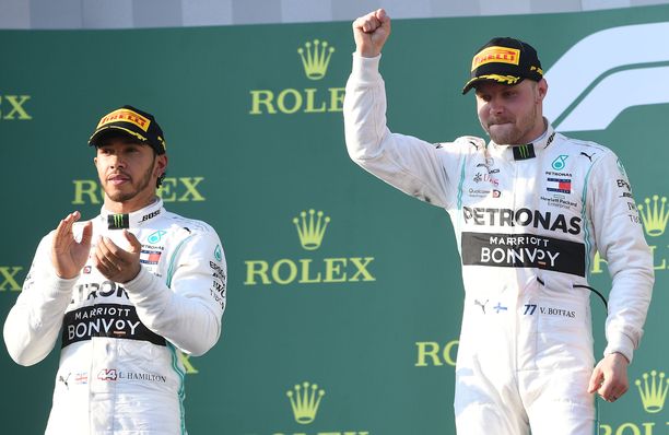 Lewis Hamilton ja Valtteri Bottas sinetöivät Mercedekselle kaksoisvoiton heti kauden ensimmäisessä kilpailussa.