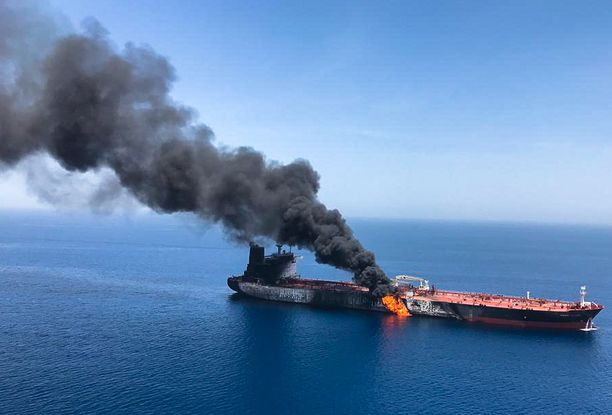 Öljytankkeri Front Altair syttyi tuleen Omaninlahdella torstaina. 
