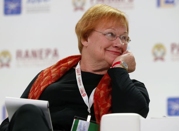 Tassin mukaan presidentti Tarja Haloselle tarjottiin Sputnik-rokotteen valmistamista Suomessa. Kuva otettu tammikuussa 2017 Moskovassa, kun Halonen osallistui venäläiseen Gaidar-talousfoorumiin.