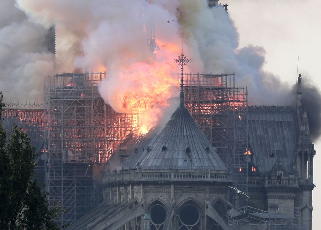 ”Ensin kuului kaksi paukahdusta, sitten Notre Dame syttyi tuleen” – Suomalainen Mika-Petri asuu katedraalia vastapäätä