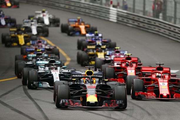 Kaikki autot siististi jonossa. Tämänkään vuoden Monacon GP:ssä ei ohituksilla tai tapahtumilla juhlittu.