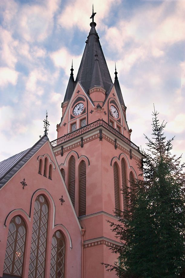 Pinkki kirkko, muumio sisällä - IL listasi erikoisimmat kirkot