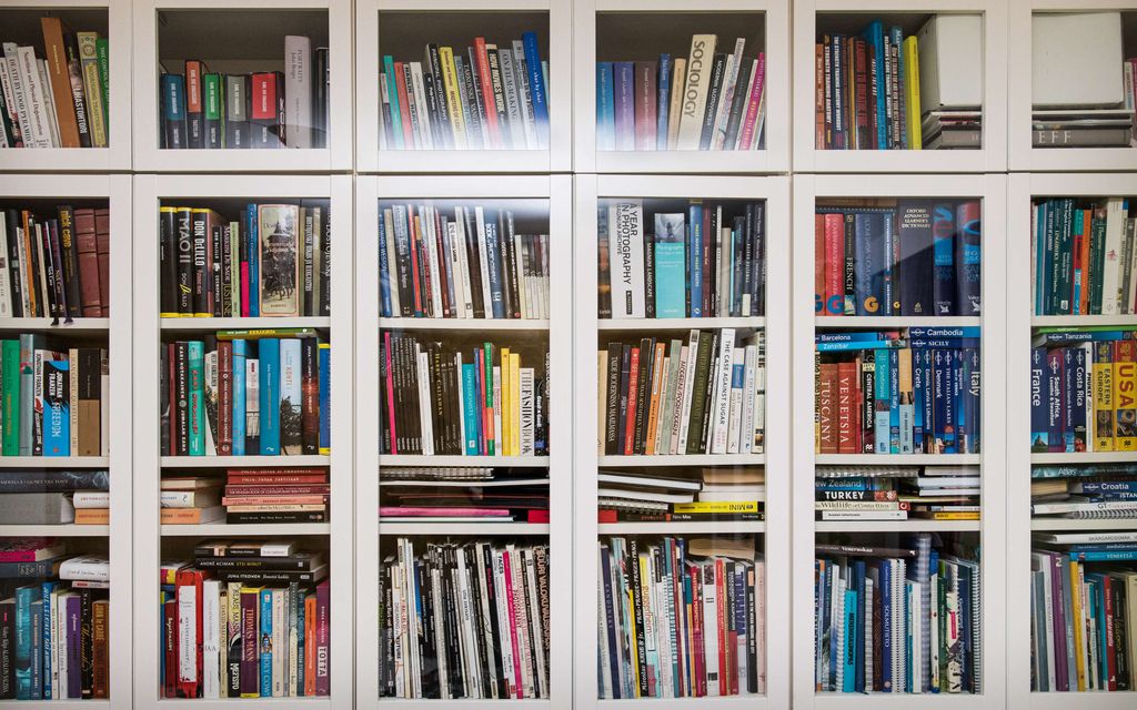 Tarkista kirjahyllystä heti – Näistä mitättömän näköisistä kirjoista maksetaan nyt satasia