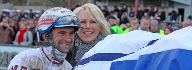 Jean-Michel Bazire on nähty Vermon voittajakehässä useasti. Vuonna 2011 hän ohjasti arvokkaan Finlandia-ajon voiton Commander Crowella.