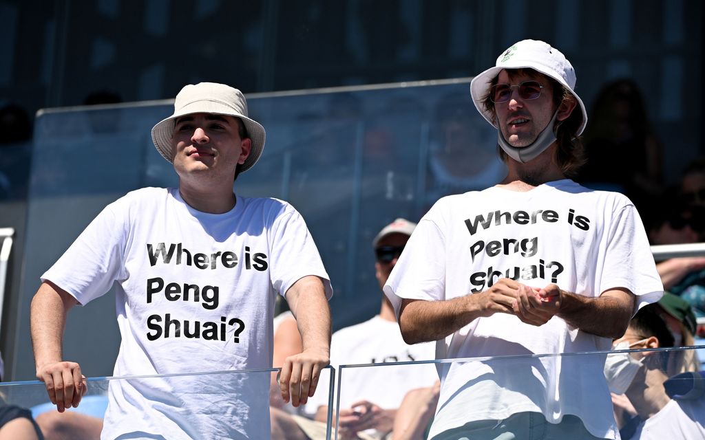 Aktivistit tulivat Wimbledoniin Peng Shuai -paidat päällä – vartijat hiillostivat kintereillä