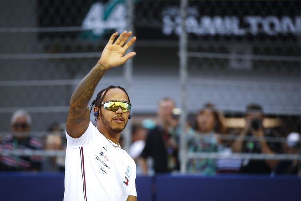 Lewis Hamilton signeerasi F1-fanin rikkoutuneen kännykän.