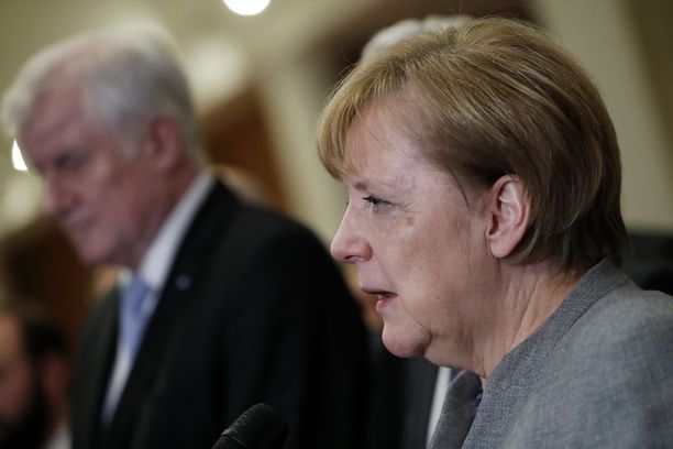 Angela Merkel ja CSU:n puheenjohtaja Horst Seehofer vakavina Berliinissä.