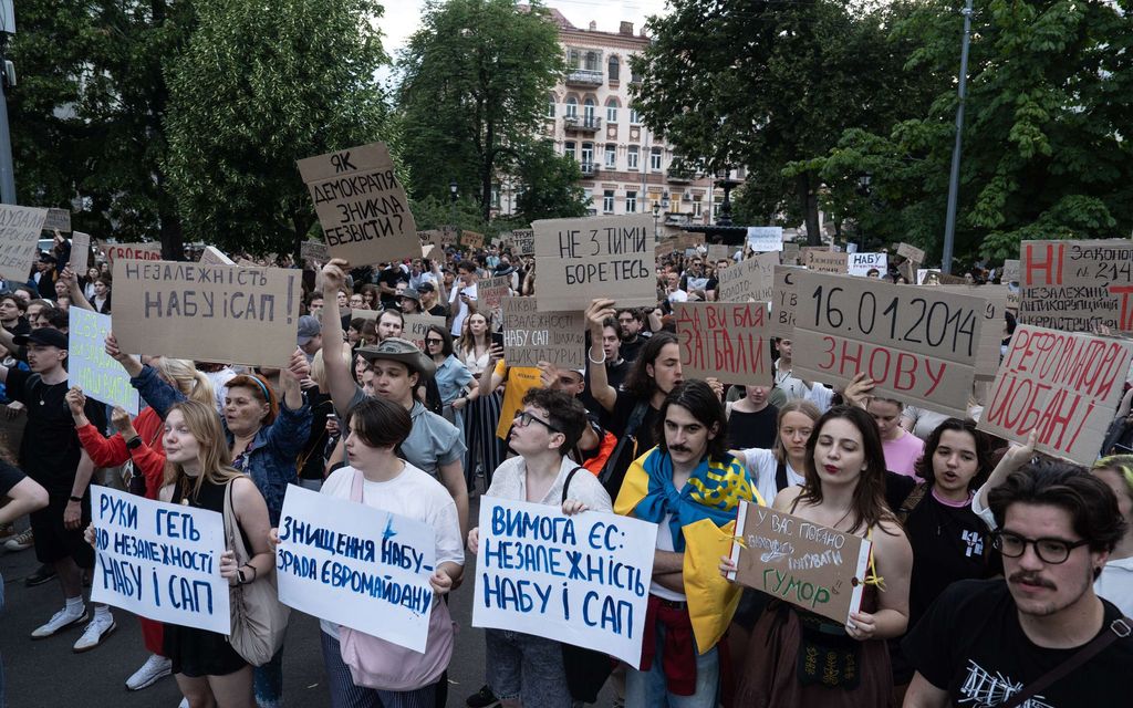 Ukrainassa laajoja mielen­osoituksia – ”Haluamme rehellisen hallituksen”