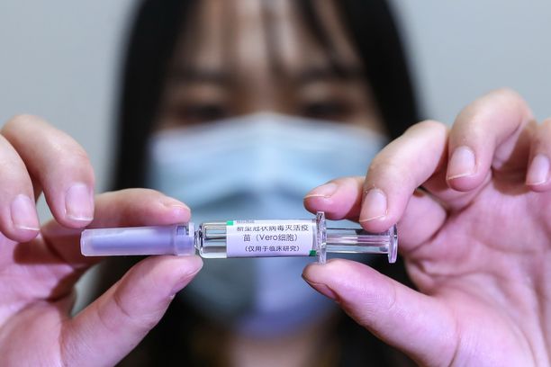 Työntekijä esitteli testausvaiheessa ollutta koronavirusrokotetta Pekingissä keväällä. 