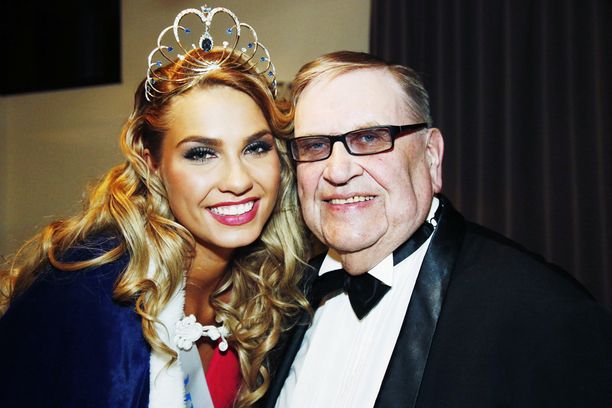 Rosa-Maria Ryyti sai onnittelut Eino Makuselta, kun hänet kruunattiin huhtikuussa Miss Suomeksi.