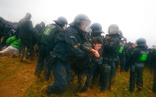 Poliisi ja mielen­osoittajat ottivat yhteen saksalais­kylässä – Greta Thunberg kannettiin pois