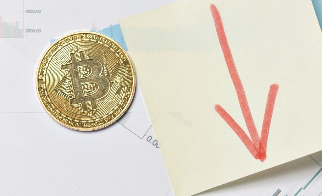 Bitcoinin arvo putosi ennätysalas – huippulukemista laskua vuodessa huimat 75 prosenttia