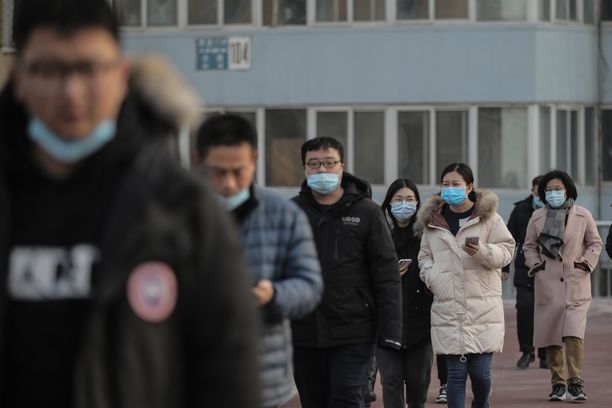 Kiina testaa koronan varalta nyt myös peräaukon kautta. Kuvan ihmiset jonottivat perinteisempään nielutestiin Pekingissä viime viikolla.