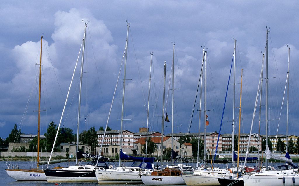 Suomalaismies hukkui Pärnun satamassa vain parin metrin päässä veneestään