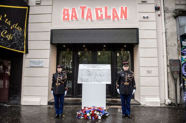 Pariisin vuoden 2015 terrori-iskujen uhreja muistettiin viime vuonna Bataclan-konserttisalin edustalla.
