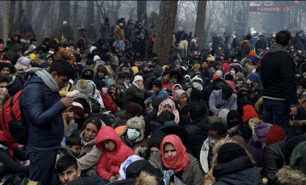 Turkin puolella maan Kreikan vastaisella rajalla on noin 10 000 siirtolaista.