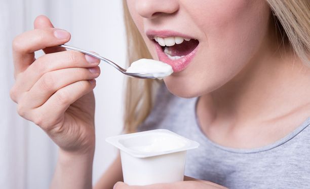 Maustamaton jogurtti voi säilyä syötävän hyvänä pitkään.
