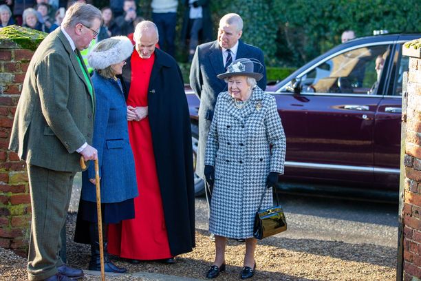 Kuningatar Elisabet ja prinssi Andrew astelivat yhdessä kirkkoon sunnuntaina.