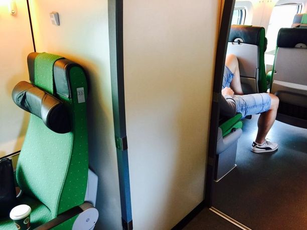 Romanttinen pöytäpaikka junassa olikin aivan muuta - Merjalla ja miehellä  selät vastakkain ja komero välissä