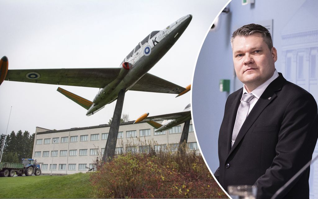 Puolustus­ministeri vieraili yllättäen Kauhavan vanhalla Lentosota­koululla – Savola: Ei liity Nato-prosessiin