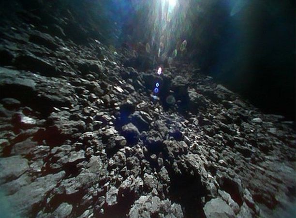 Tämä on valokuva Ryugu-asteroidin pinnalta.