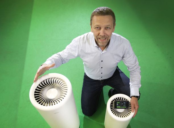 Lifa Airin toimitusjohtaja Johan Brandt esitteli yhtiön tuotantoa Kauppalehdessä 2016. Kuvan tuotteet eivät ole jutussa käsiteltyjä hengityssuojaimia eikä kasvosuojia.