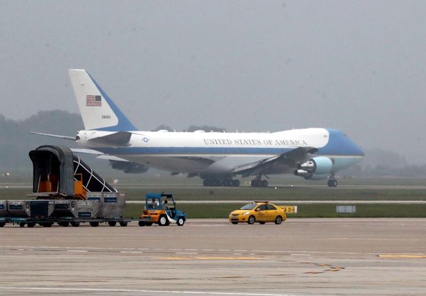 Presidenttiä kuljettava USA:n ilmavoimien Air Force One kuvattiin Hanoissa 28. helmikuuta 2019, kun Trump oli lähdössä huippukokouksesta kotiin. 