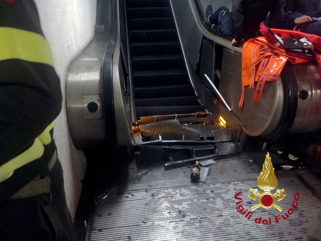 Rullaportaat menivät ”pikakelaukseen” metroasemalla Roomassa, useita loukkaantui vakavasti - hurjalla videolla jalkapallofanit runnoutuvat toistensa päälle