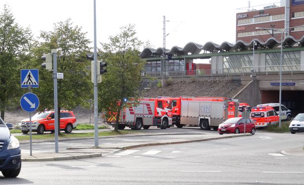 Iltapäivällä hälytysajoneuvoja oli kerääntynyt Pukinmäen juna-asemalle Helsingissä. 