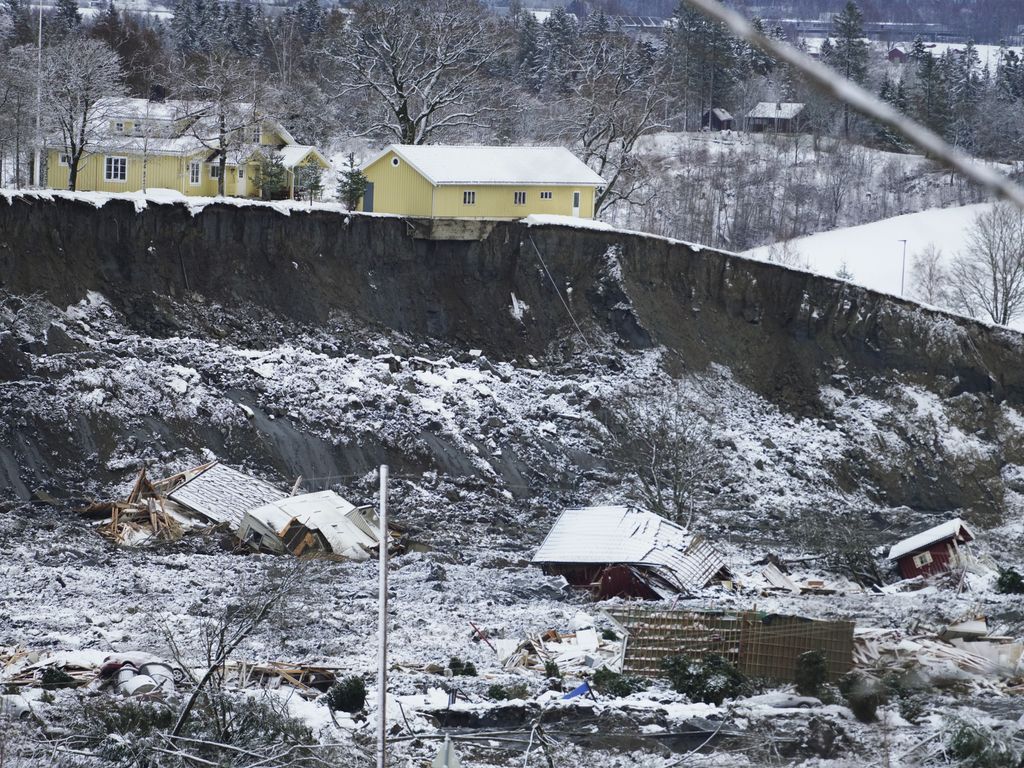 Norjan vyöryalueella havaittu uusia halkeamia – lisää asukkaita evakuoitu ja valtatie suljettu