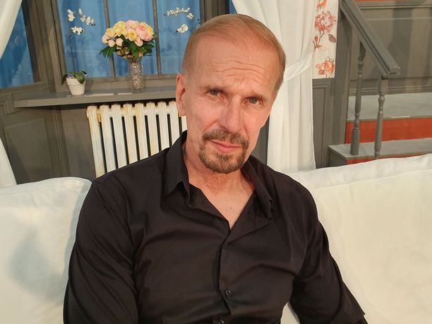 Jukka Puotila ehtii mökkeilemään Saimaalle ennen heinäkuun teatteriesityksiä.