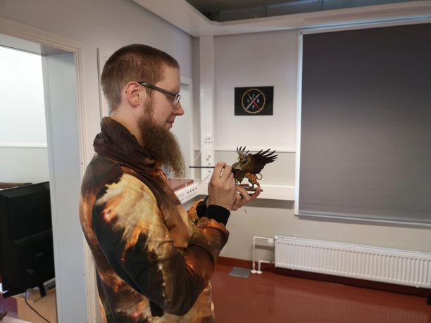 Mika Joensuu saa ensimmäisenä Pohjoismaissa kansainvälisen Warhammer Heroes -tunnustuspalkinnon nuorisotyöstään miniatyyripelien parissa. 