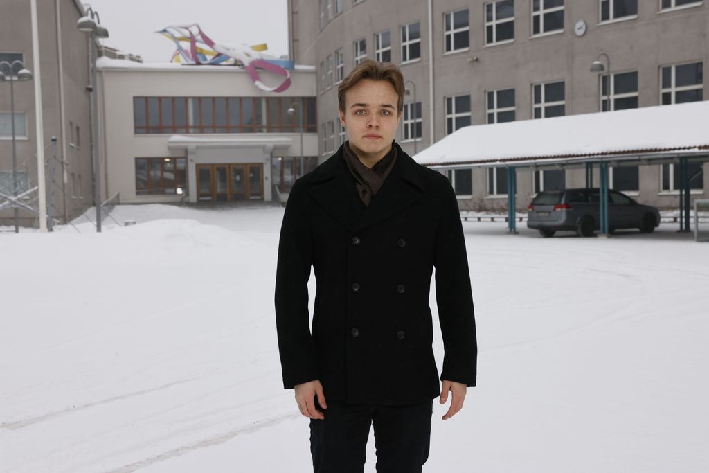 Käpylän peruskoulun entinen oppilas Roni Löfman palasi koulun pihalle.