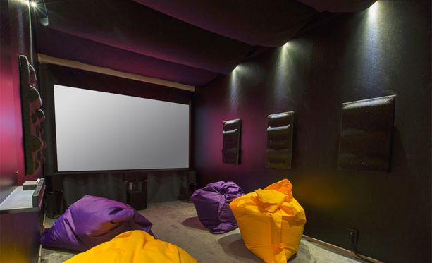 Tavallinen makuuhuone muuntui kodin elokuvahuoneeksi.