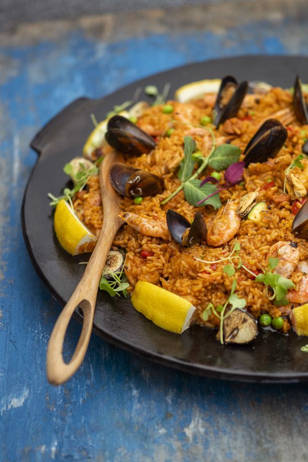 Paella valmistuu kätevästi muurinpohjapannulla