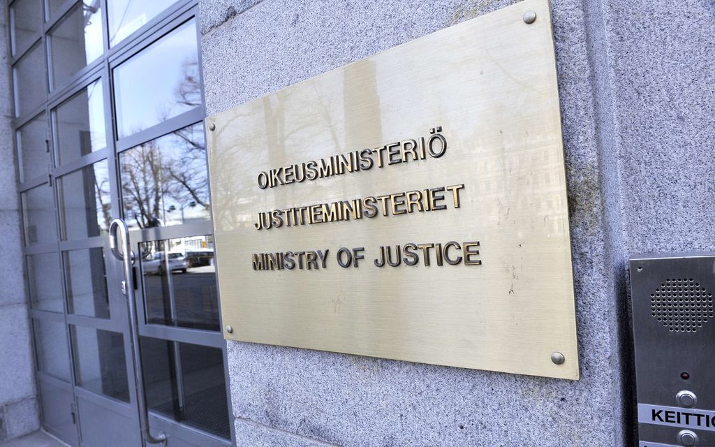 Valtion korttia käytettiin väärin tuhansilla euroilla – Ministeriö pimittää kuitit