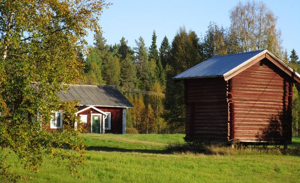 Mökkeilijä keksi lämmityskikan - kesämökki syttyi palamaan, sammutettiin  moottorisahalla