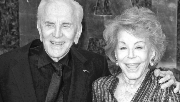 Kirk Douglas ja Anne Buydens tapasivat 1950-luvulla. Kuvassa edesmennyt pariskunta Vanity Fairin Oscar-juhlissa vuonna 2010.