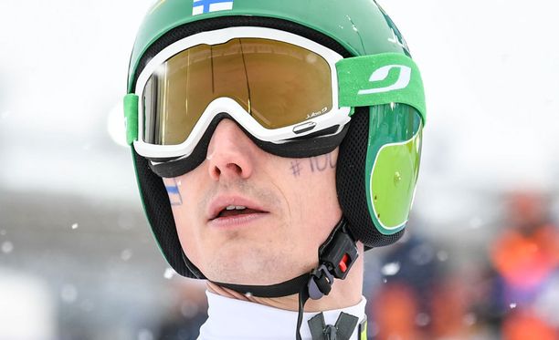 Mäessä heikoille luvuille jäänyt Hannu Manninen hiihtää Suomen ankkuriosuuden.
