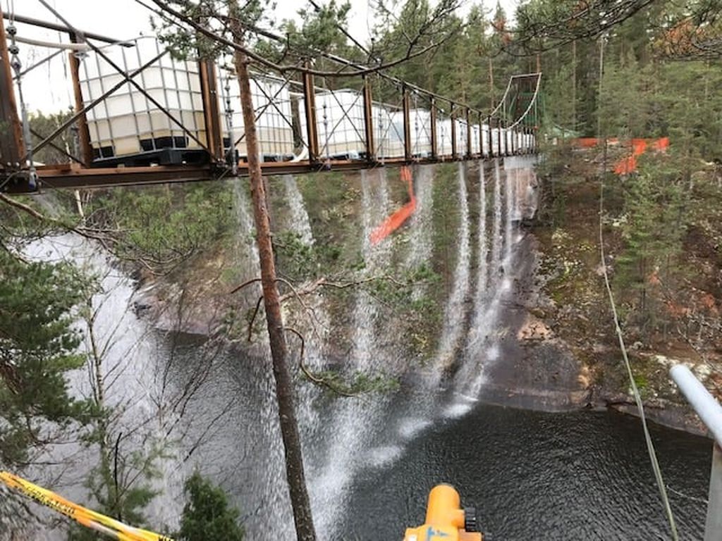 Metsähallitus rakensi romahtaneen tilalle uuden: katso miten rajusti Repoveden siltaa testataan