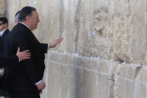 Mike Pompeo vierailee parhaillaan Israelissa. Tämä kuva on otettu Jerusalemin Itkumuurilla, joka on juutalaisten pyhä paikka.