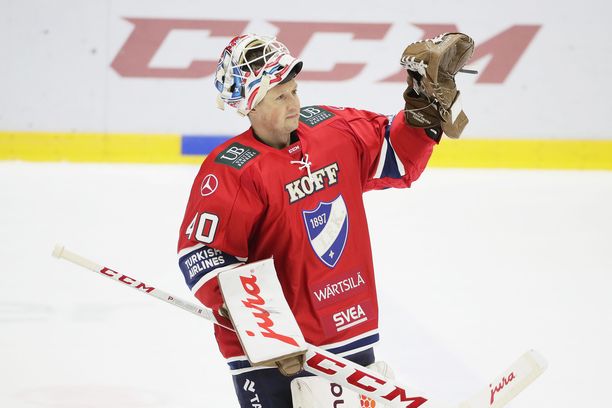 HIFK:n 46-vuotias maalivahti Jan Lundell tervehti yleisöä.