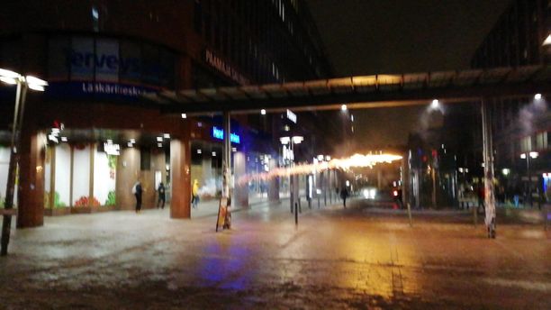 Nuoret ampuivat raketteja ihmisiä kohti Helsingin keskustassa myöhään maanantai-iltana.