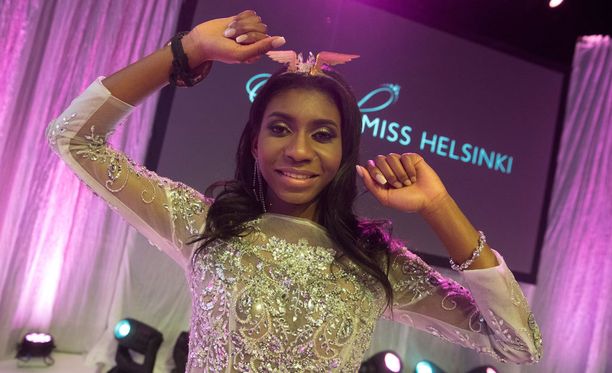 Sephora Ikalaba kruunattiin vuoden 2017 Miss Helsingiksi torstaina järjestetyssä finaalissa.