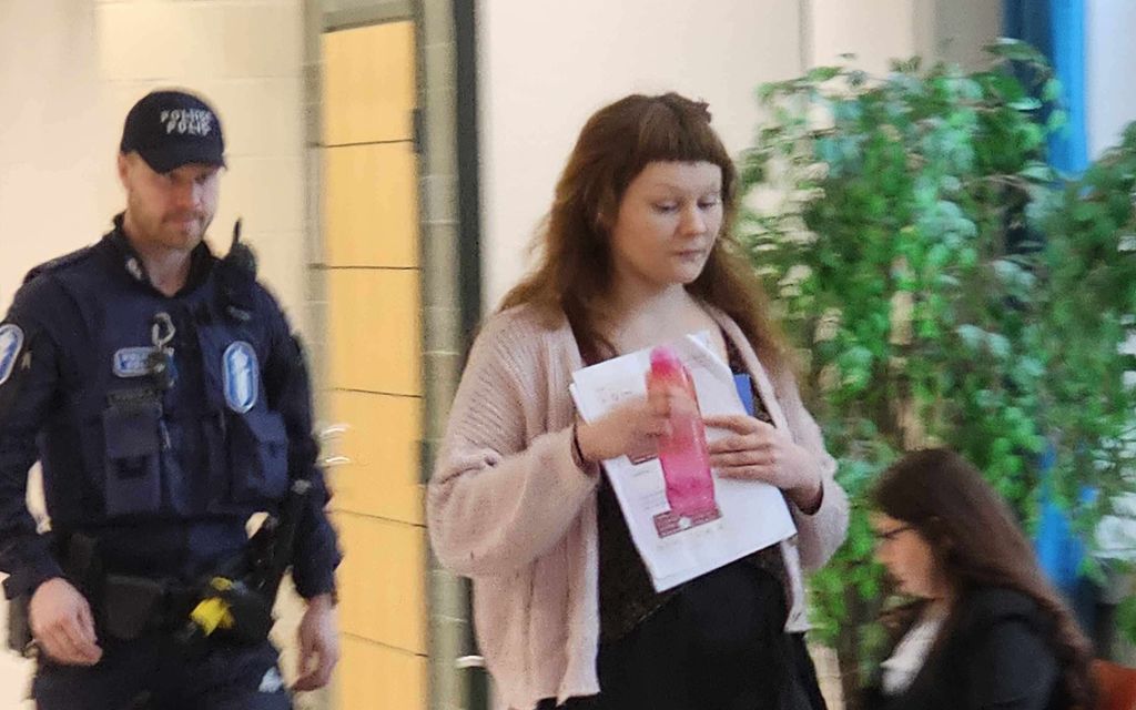 Video: Tappajanainen saapui oikeuteen poliisi­saatossa