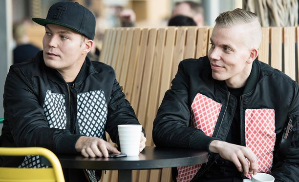 Iso aasit mustat tytöt