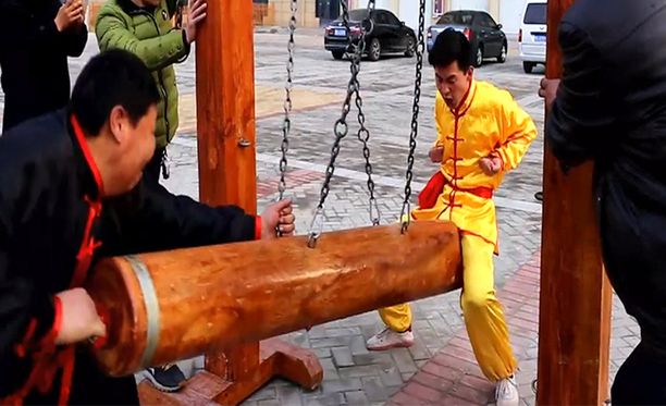 Teräspalli-kungfun harrastajia saa puskea haaroväliin vaikka tukilla. Se parantaa kuulemma potenssia.
